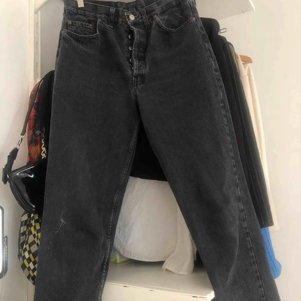 great black levi’s that are too big for me now. they also have a little bleach stain on right leg. . Jeans & Byxor.
