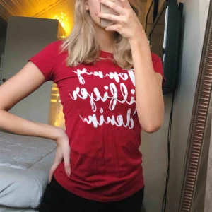 T-shirt Tommy hilfiger  - T-shirt från Tommy Hilfiger i stretchigt material, fint skick! 