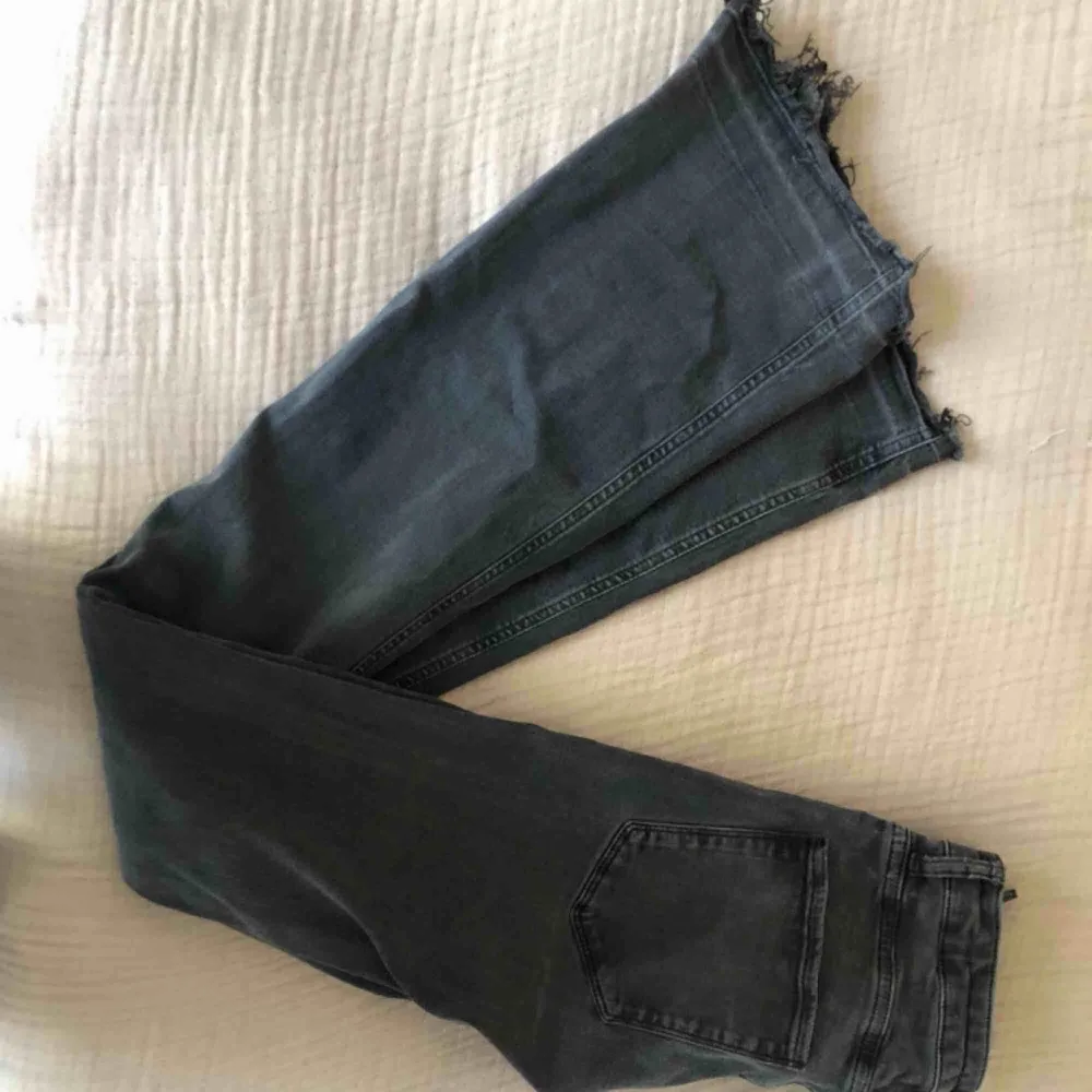 super snygga grå flare jeans från zara,  🥰💘köparen står för frakt. Jeans & Byxor.