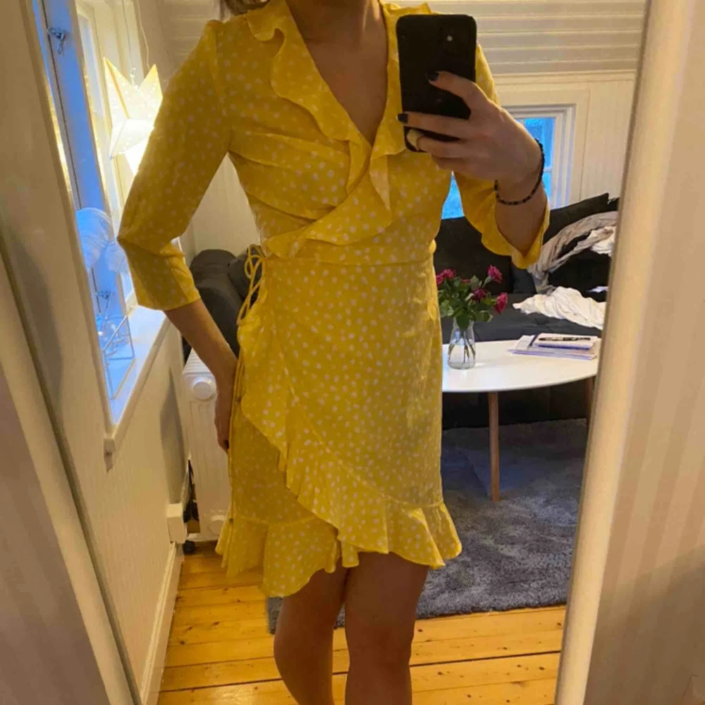 Super gullig prickig gul klänning . Klänningar.