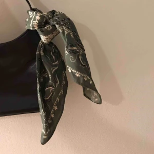  - Militärgrön bandana. Funkar både som hårband och accessoar. Möts i Stockholm annars står köparen för frakten