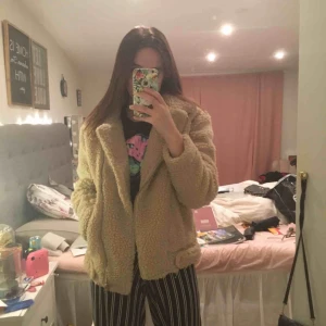  - Mysig jacka från hm! Har kostat 500kr säljer för 200 inklusive frakt!! Säljer på grund av för liten så den är som en S