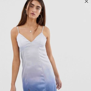  - Oanvänd klänning från pull&bear, endast provad och sedan glömts bort att skicka tillbaka Storlek S Snygg, flowig/rak passform med slits Säljes då den är för liten :)