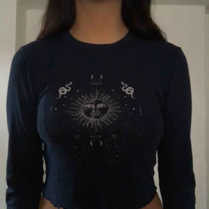  - Mörkblå, cool tröja från Urban Outfitters. Storlek M men passar mig som har S. Frakt på 50 kr tillkommer