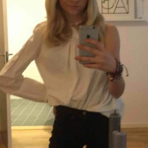  - Snyggaste one shoulder blusen från hm!🥰🥰✌️✌️älskar denna men kommer inte till användning längre