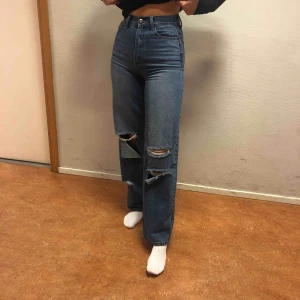  - Supertrendiga jeans, helt nya med prislappen kvar. Säljer pga för stora (min kompis på bilden). Det är storlek 34 men skulle passa en 36-38. Nypris 450k💜🦋⚡️🤛🏻  