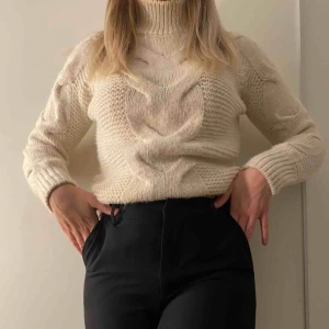  - Fin stickad polotröja tröja från bil bok , använd men fortfarande fint skick , passar xs till m ❣️ Köparen står för frakt  