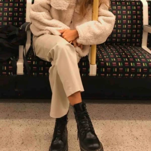  - Dr martens med tjock sula, modell Jadon.  Köpta för 2500 kr och använda endast 2 gånger då de är för små för mig. Är slutsålda överallt, så passa på!  Bilderna är lånade, men skorna är som sagt i nyskick!   