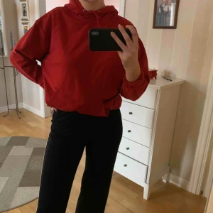  - En röd hoodie från carlings. Det står storlek L men jag har normalt S och den sitter som på bilderna. Köparen står för frakten, 65 kr💕