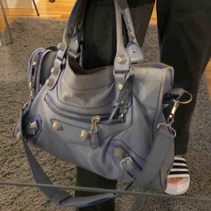  - Balenciaga väska, bra skick! Mer bild kan skicka Köparen står för frakten! Väskan är självklart äkta men saknas äkthetsbevis(därav det låna priset) spegel finns med.