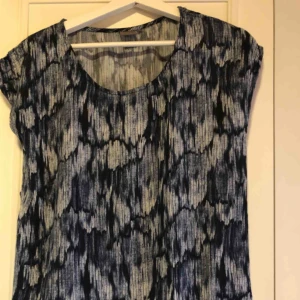  - Superfin spräcklig blus i blåa och vita nyanser! Perfekt till vita jeans! 