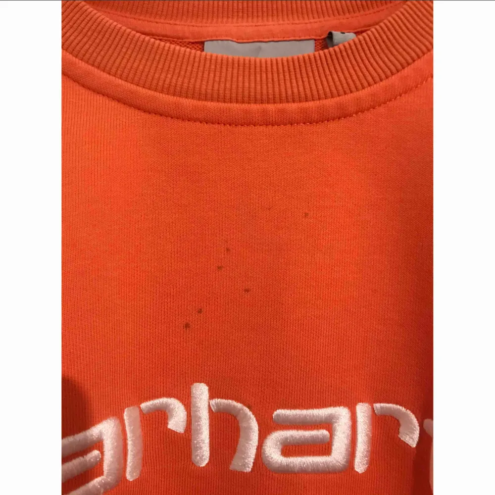Mysig sweatshirt från Carhartt WIP i orange. Den har några små svarta prickar på bröstet, men det är inget noterbart! Annars väldigt fint skick. . Tröjor & Koftor.