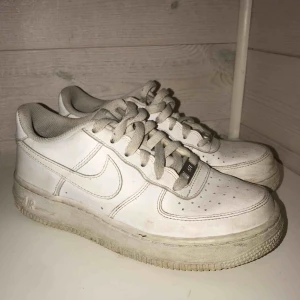  - Bra skick, lite smutsiga men går att tvätta, lite slitet i lästen 