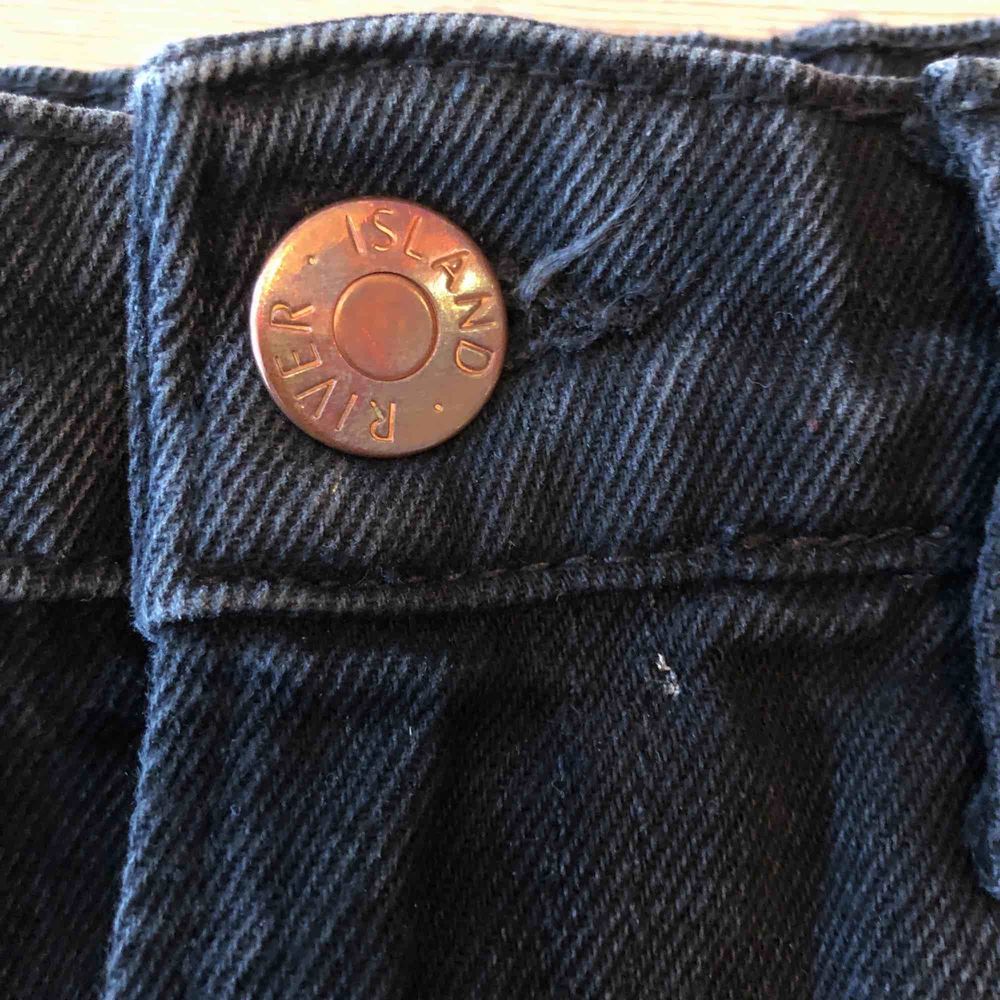 Jättesnygga jeans från River Island i London, skön passform och håller formen i tvätten. Passar mig som är ca 170 cm lång och brukar ha medium i byxor. Möta upp i Umeå eller så skickar jag men köparen står för frakten☺️. Jeans & Byxor.