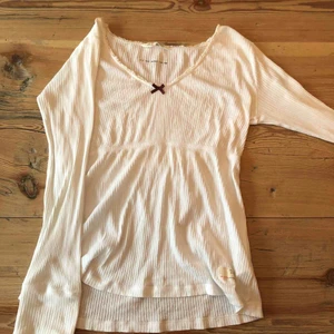  - Säljer denna söta blus från Odd Molly då jag inte får så mycket användning utav den, den är i bra skick förutom några små hål fram på magen(se bild). Möta upp i Umeå eller så kan jag skicka den men då står köparen för frakten😊