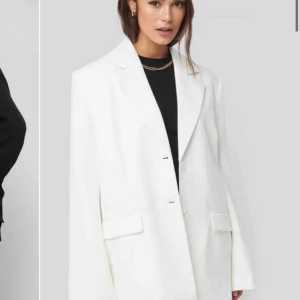  - Super snygg kavaj från nakd som endast är testad. Passar från S-M då den är oversized. Skriv för ytterligare frågor eller bilder på plagget. Köparen står för frakt