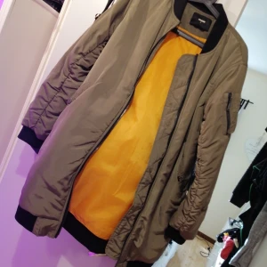 Lång bomberjacka  - Lång bomberjacka från bikbok, döskön! Storlek S