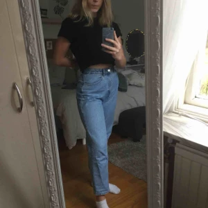  - Momjeans från Zara i storlek 40. Jättefina jeans i bra skick, säljs för att de tyvärr är lite för stora för mig. Kan mötas upp i Halmstad eller frakta🥰 Nypris 400kr