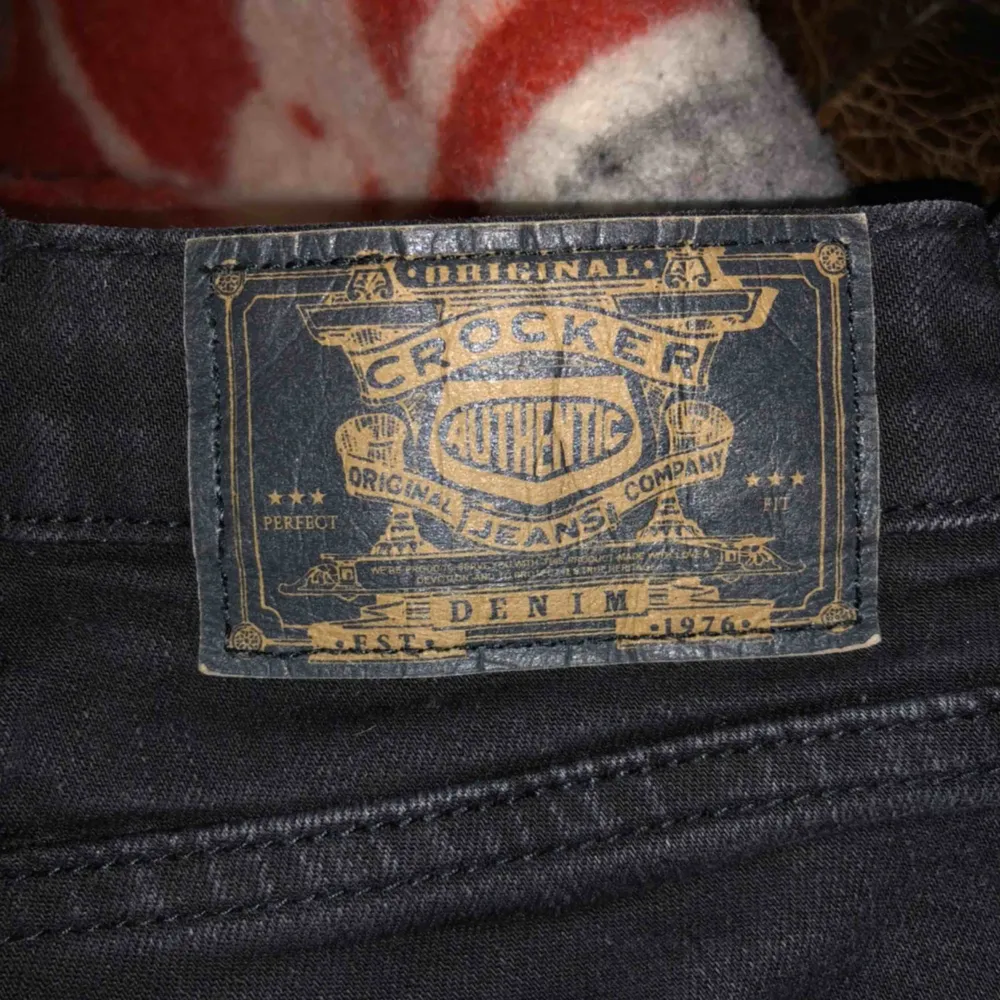 Säljer dessa supersnygga och trendiga byxorna från crocker då dem tyvärr är för små för mig! Nypris 599, budgivning startar på 100💖💖 Skriv om ni vill ha fler bilder🤗🤗. Jeans & Byxor.
