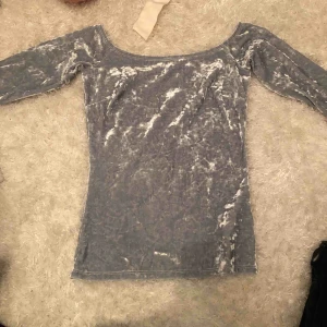  - Sammet off shoulder tröja 30kr + frakt finns i Lerum