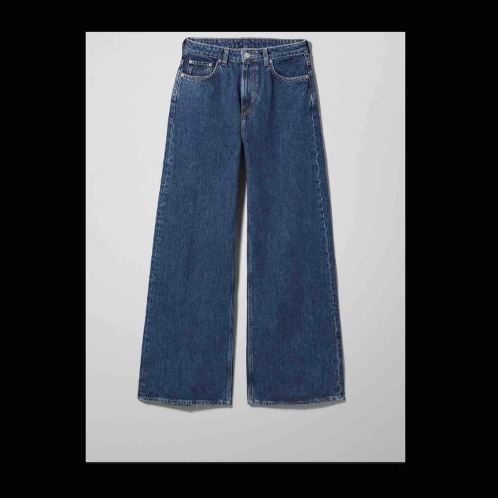 ett par väldigt snygga jeans från weekday i färgen Ohio blue Storlek 24/30 men sitter som 25/30 knappt använda då det inte riktigt är min stil💕. Jeans & Byxor.