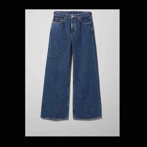 ett par väldigt snygga jeans från weekday i färgen Ohio blue Storlek 24/30 men sitter som 25/30 knappt använda då det inte riktigt är min stil💕