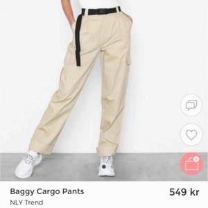 Supersnygg baggy cargo pants från nly trend, säljes för att de är för små för mig, inte använda ofta och så sköna! ✨ frakt tillkommer på 59 kr