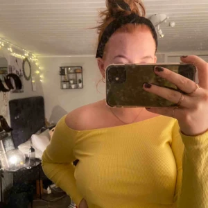  - Off shoulder topp från Bikbok. Funkar även på M