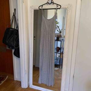 Superskön långklänning i grått bomullstyg. Perfekt för lite svalare sommardagar. Priset är exklusive frakt 