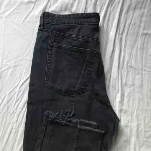 Svarta ankle vintagejeans med hög midja och rosé guld detaljer. Super coola med stygn sydda på både ram och bak sida, har ingen stretch men ändå bekväma.