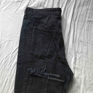 Grå svarta lösa jeans  - Svarta ankle vintagejeans med hög midja och rosé guld detaljer. Super coola med stygn sydda på både ram och bak sida, har ingen stretch men ändå bekväma.