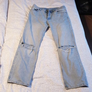  - Midrise croppade jeans från Monki  Snyggaste byxorna jag äger 🥰 Minimal stretch och 5 fickor! Skickas (max 37kr frakt) eller möts i Göteborg.