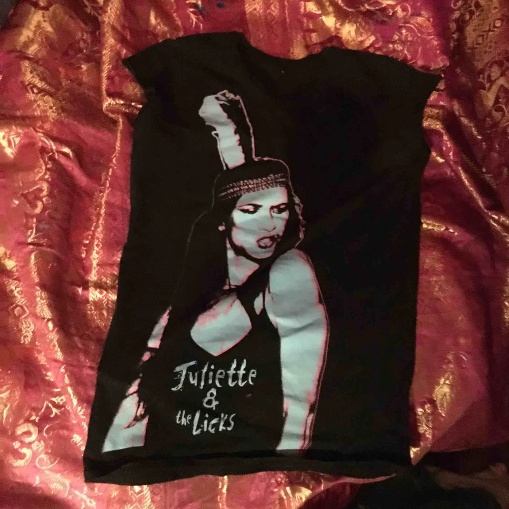 Svinsnygg t- shirt Juliette & the Licks. T-shirts.