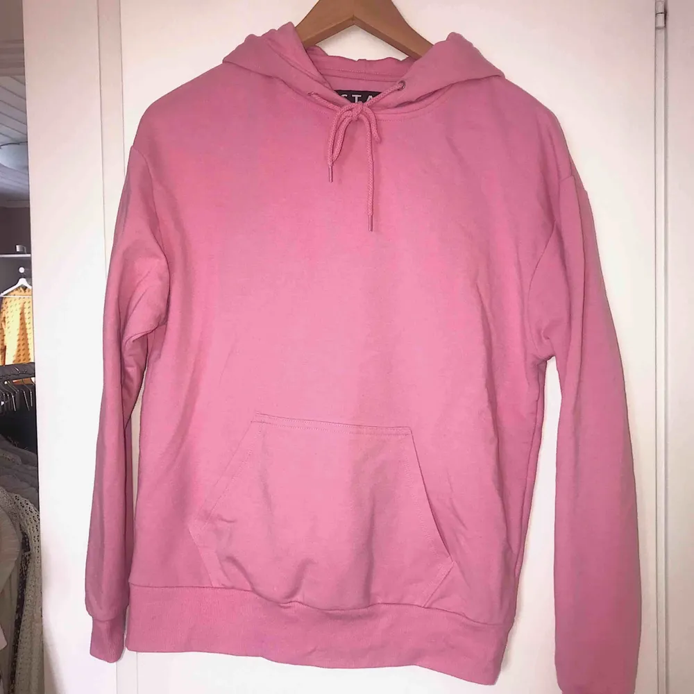 Säljer min ljusrosa fina hoodie från Carlings för 100kr + frakt!🤩. Hoodies.
