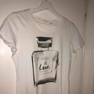  - Vit T-shirt med print från Esprit i storlek S, använd ett fåtal gånger. 