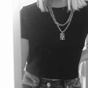  - Säljer detta as-coola halsband som är köpt på Gina Tricot men som aldrig kommit till användning.  Frakt tillkommer på 11 kr! 🦋