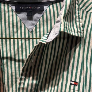  - En väldigt stilren Tommy Hilfiger-skjorta. Det står storlek 14 men passar som en storlek S. 