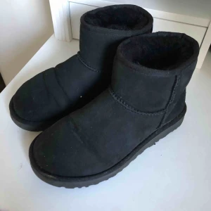  - Fina Uggs i använt skick, se bilderna. Priset är exkl frakt och betalning sker via swish✨