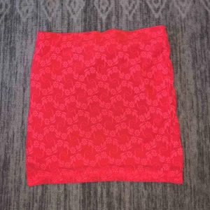  - En neon rosa kjol med typ blom mönster jättefin att ha som kjol eller som en topp. Stl M men skulle säga att den är s/m