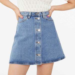Fin jeans kjol från monki med knappar! Säljes pga blivit lite för liten för mig. Köparen står för frakt 💕