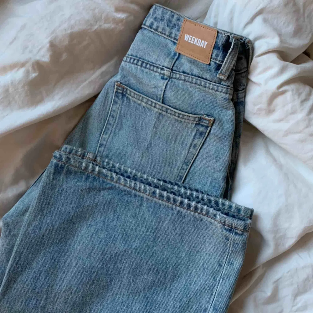 Ace San Fran Blue jeans från Weekday. Perfekta tvätten med den trendiga flare-modellen. Jag är 174 o längden är perfekt på mig. Går att klippa av såklart! Köpta för 500kr. Sparsamt använda så skicket är toppen!🦋 säljer pga för små för mig nu🥺. Jeans & Byxor.