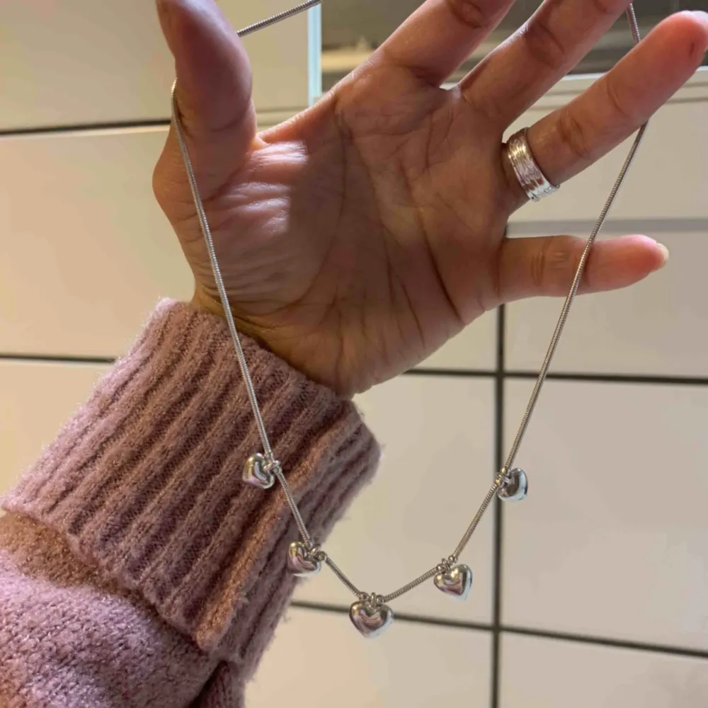 Halsband använd en gång då det inte riktigt är min stil. Äkta silver! . Accessoarer.