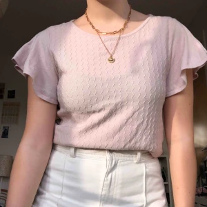  - Söt tunn stickad tröja. Jättemjuk och ej stickig i fin rosa färg. Köpt på second hand. 100 kr + frakt :)