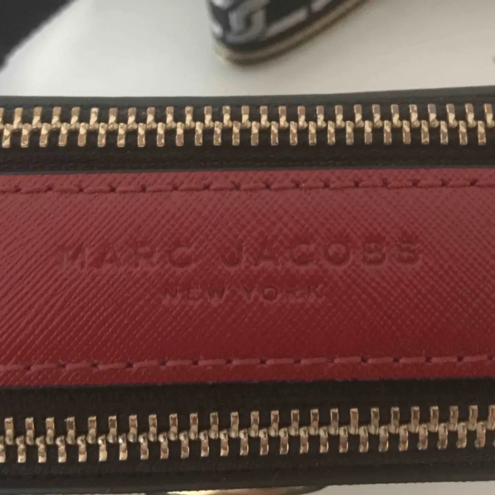 Marc Jacobs Snapshot bag, köpt i New York sommaren 2018 men använd bara några fåtal gånger. Inköpspris - 3050kr inklusive skatt. Färgen heter BLACK/RED. Kvitto finns på begäran. Köparen betalar frakt :) . Väskor.