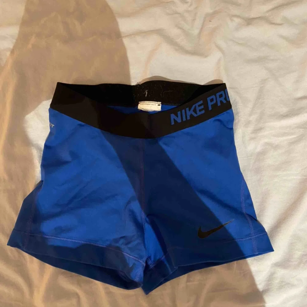 Blå Nikepros från NIKE! I storlek XS💘 du står för frakten :). Shorts.