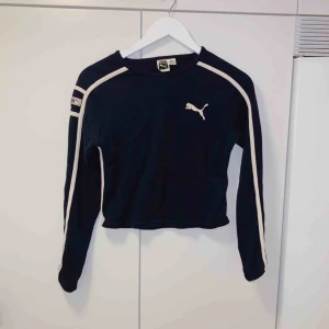 - Vintagetröja från PUMA. Står stl XS i tröjan men den passar S bättre! Kan skickas (frakt tillkommer) 🌸