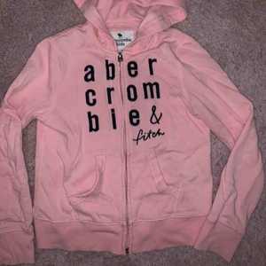  - Rosa hoddie från abercrombie and fitch passar mig som är 13 år men är ganska kort 