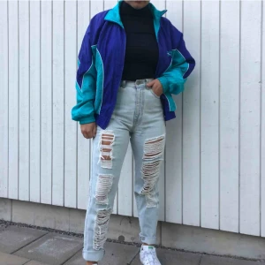  - Ett par ljusblåa, slitna jeans från Dr Denim. Använda någa få gånger så vissa hål är lite större än på bilderna. Jättefina och sköna på och är ett mycket bra material! Köparen står för frakten (50 kr)