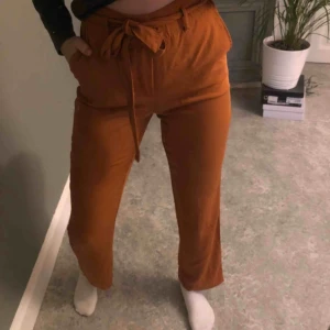  - Senapsgula/orange byxor från Cubus.  Använda 1 gång, så i fint skick!  Storlek 34  Frakt tillkommer 📦