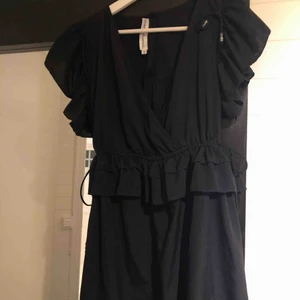  - Jättefin klänning från märket how to kiss a drog, den är i storlek 12 år, men passar xs skulle jag säga då man anpassar själv i midjan! Sitter perfekt på mig som är 160cm och har xs, den slutar mitt på mina lår ungefär!